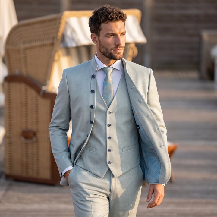 Kaufen Sie Henk ter Horst barok pak met Mao kraag. Inclusief gilet en pantalon. Lichtblauw für nur 599,95 € bei Henk ter Horst fashion